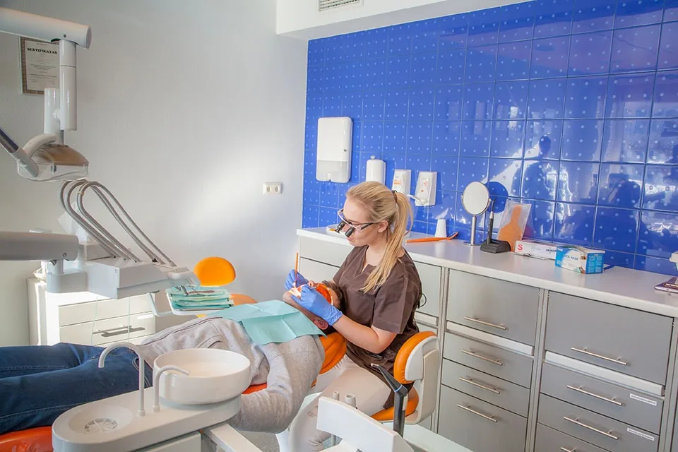 Gydytoja dirba odontologijos kabinete